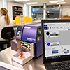Imprimante BradyPrinter i7100 300 dpi – Version EU avec fonction de prédécollement et applicateur d’étiquettes pour tubes 5