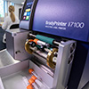 Imprimante BradyPrinter i7100 600 dpi – Version EU avec fonction de prédécollement, applicateur d’étiquettes pour tubes et suite Identification en laboratoire de Brady Workstation 4