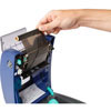 Una impresora abierta con una cinta de impresión siendo instalado