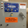 Primer plano de una caja eléctrica para bombas de refuerzo con etiquetas de arco eléctrico y otras etiquetas aplicadas.