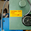La impresora BBP31 con una etiqueta amarilla que dice “Thermal Test Point" mostrada en la pantalla de la impresora y saliendo impresa.