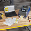 Impresora BradyPrinter i3300 con el software Scan and Print de Brady Workstation y el escáner CR2600 2